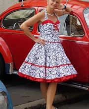 Modische Kringel verleihen diesem Petticoatkleid eine besondere Note. Der passende Petticoat in rot bringt Farbe ins Spiel..