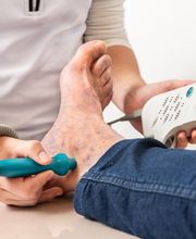 Indien u een chronische aandoening heeft waarbij het gevoel of doorbloeding in uw voeten of benen verminderd is kunnen we deze complicaties in kaart brengen en u adviseren hoe hier mee om te gaan. We kunnen een persoonlijk behandelplan eventueel ook voor predcicurezorg opstellen om verdere complicaties aan de voeten te voorkomen.