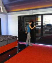 ..hier sehen Sie einen Kleiderschrank mit elektrischen Schwebe-Türen.