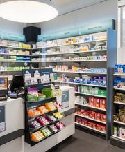 Kassenbereich und Artikelregale Amavita Apotheke Vispach