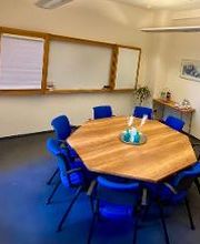Unser Konferenzraum bietet Platz für max. 8 Personen.
Ausstattung: Whiteboard, Flipchart, Moderationsmaterialien und TV(touch) mit AppleTV stehen zur Verfügung.
