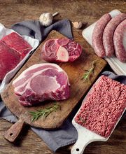 FRISCHETHEKE
An unserer Frischtheke erwarten dich täglich frische Produkte, die mit viel Liebe und Sorgfalt ausgewählt und zubereitet werden. Unsere umfangreiche Auswahl an Wurst, Fleisch, Fisch, Käse und Antipasti wird dich begeistern. Außerdem steht dir hier eine Salatbar zur Verfügung, die dir eine Vielzahl an frischen Salaten und Dressings bietet. Unsere Bedienung steht dir jederzeit zur Seite, um dich bei der Auswahl der richtigen Produkte zu unterstützen.