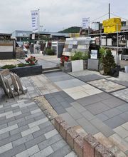 Ausstellung Garten- und Landschaftsbau mit aktuellen Musterplatten zur anspruchsvollen Gartengestaltung