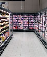 MOLKEREIABTEILUNG
Den größten Anteil an Molkereiprodukten bekommen wir von EDEKA geliefert. Auf regionale Produkte musst du allerdings auch hier nicht verzichten: Unter anderem kannst du bei uns Bauernhandkäse von einem der letzten eigenständigen Produzenten in Deutschland kaufen und genießen.
Die Käserei Schneider vertreibt ihren köstlichen Käse, darunter auch der beliebte Kochkäse sowie Harzländer, regional über den Lebensmitteleinzelhandel. Des Weiteren findest du in der Molkereiabteilung ein reichhaltiges Angebot an Milch, Dessert, Joghurt, Quark, Käse, Margarine, Butter, Eier, Milchdrinks und vieles mehr.