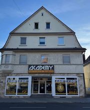 Academy Fahrschule Baumann - Stuttgart Vaihingen - Außenansicht einer Fahrschule in Stuttgart-Vaihingen mit großer Fensterfront, zentraler Lage und gut sichtbarem Eingang für Fahrschüler und Besucher.