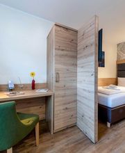 Standard Einzelzimmer Nr. 14 in der 2. Etage, USB Lademöglichkeit in der Nachtischlampe
