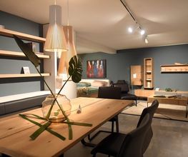 Design-Esstisch aus Massivholz mit stilvoller Sitzbank bei Möbel Schmitz in Trier. Perfekte Inspiration für anspruchsvolle Esszimmer und ganzheitliche Raumkonzepte in Ihrer Zweiteinrichtung.