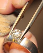 Juwelier Schulz in Gotha / Thüringen. 
Ring mit Edelstein. Reparaturservice. Schmuckreparatur und Aufarbeitung. 
Juwelier Schulz. Schmuckgeschäft am Hauptmarkt in Gotha / Thüringer Wald.