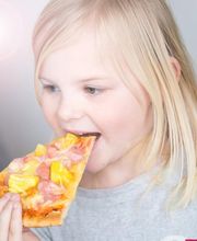 Mädchen mit MUNDFEIN Pizza