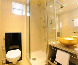 Guest room bath