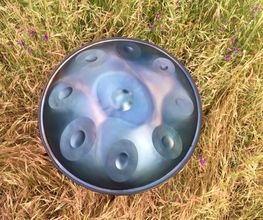 Sowohl ihr Anschein als auch ihr Klang haben etwas ganz Mystisches, das uns so in ihren Bann zieht. Mystical Handpans zeichnen sich durch ihr langes Nachschwingen und den ausgewogenen Reichtum an Obertönen aus. Auch bei intensiverer Spielweise klingen die Töne sauber.
Du kannst die Mystical Handpan im Handpan Showroom Stuttgart ausprobieren und kaufen oder bei www.Handpan.World online bestellen.