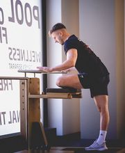 Übung an einem Trainingsgerät im Fitnessstudio - David Nikolaitschik - Personal Trainer in Mannheim