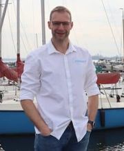 De uitbreiding van De Randmeren met de jachtmakelaardij draagt bij aan de ambitie om u als booteigenaar geheel te ontzorgen. Naast de vertrouwde aankoop- en verkoopbemiddeling bieden we tuigcontroles, motorservice, kleine reparaties, poetsen/ schoonmaken, aanbrengen van antifouling en meer. Kortom Schepenkring de Randmeren helpt u van aankoop tot verkoop en alles daar tussen.