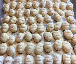 Hausgemachte Gnocchi. Dazu gibts Salbeibutter oder eine leichte Blue-Cheese Soße.