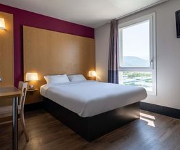 B&B HOTEL Grenoble Centre Alpexpo image 1
