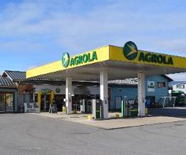 AGROLA Tankstelle in Ins mit TopShop und Landi; grosser Platz vor Tankstelle; überdacht