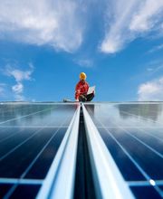 Gemeinsam entwickeln wir das für Sie passende Energiekonzept, das auf Ihre Bedürfnisse zugeschnitten ist. Unsere innovativen Lösungen geben Ihnen die Möglichkeit, unabhängiger von den Schwankungen der Strompreise zu werden.