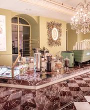 L’ESPACE CAFÉ

L’espace café, nouvelle extension de l’univers Ladurée, s’instaure comme un rituel incontournable qui accompagne tous les moments de la journée.