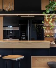 KÜCHE
Die Küche ist das Herzstück eines jeden Zuhauses, ein Ort, an dem nicht nur gekocht, sondern auch gelebt wird. Hier kommen Familie und Freunde zusammen, um gemeinsame Momente zu teilen und kulinarische Köstlichkeiten zu geniessen. Eine gut durchdachte und funktionale Küchenplanung ist daher essentiell. Egal, ob Sie eine moderne Kücheninsel bevorzugen oder den Charme einer gemütlichen Landhausküche schätzen - wir unterstützen Sie bei der Planung und Umsetzung Ihrer Traumküche.