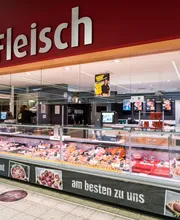 Frischetheke
Landgemachter Genuss vom Feinsten: Viele Kunden kommen allein wegen der nach alten Familienrezepten hergestellten Spezialitäten der Fleischerei Wölfing. Die Schlachter aus Lübbecke produzieren noch in bester handwerklicher Tradition. Echt westfälisch lecker sind ebenfalls die Leckerbissen der Fleischerei Spengemann, die mittlerweile auch köstliche Veggie-Griller herstellt. Meisterlichen Wurst-Genuss von Ende bis Ende bietet Kinnius aus Osnabrück, hochwertiges Geflügel-Fleisch liefert der Geflügelhof Schmitz aus Hille.