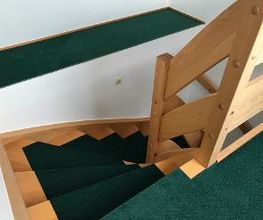 In einem Treppenhaus wurden die Tritt- und Setzstufen sowie die Podeste mit Teppichboden in Hotelqualität neu belegt.