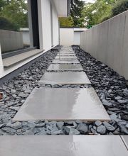 Feinsteinzeug als Trittplatten auf Drainagebeton