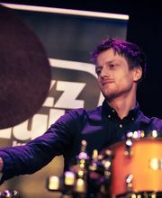 Schlagzeuger Jo Beyer begeistert als Solist und mit Band sein Publikum im Jazzclub Karlsruhe mit kreativen Rhythmen und moderner Jazz-Performance.