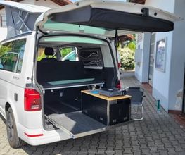 Ausziehbare Küche des VW California Beach Campers mit Gaskocher