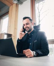 Effektive Service- und Finanzdienstleistungen der Elbers GmbH: Makler Elbers und sein Team sind Experten für Versicherungen, Immobilien und Baufinanzierungen
Die Elbers GmbH ist Ihre zuverlässige Adresse, wenn es um umfassende Service- und Finanzdienstleistungen geht. Unser Unternehmen bietet eine breite Palette von Dienstleistungen, die von Versicherungen über Immobilien bis hin zur Vermittlung von Baufinanzierungen reichen. Unsere Kernwerte sind unabhängige Beratung, hervorragender Service und maßgeschneiderte Lösungen, die den Bedürfnissen unserer Kunden gerecht werden.