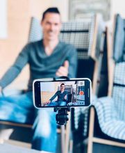 Die Bedeutung von Bewegtbild in der Social Media Kommunikation nimmt stetig zu. Daher ist es wichtig im Marketingbudget zu berücksichtigen, dass Videos produziert werden.