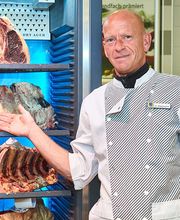 Frischetheke
An unserer Frischetheke finden Sie alles, was das Herz begehrt. Bei Fleisch und Wurst führen wir einige lokale Produkte, wie etwa die Wurstwaren der Landschlachterei Hanke.

Weitere frische Erzeugnisse werden außerdem direkt über EDEKA bezogen. Kosten Sie zudem einmal Fleisch aus unserem Dry-Age Schrank: Frisch aussuchen und nach Reifung in unserem „Dry Ager“ genießen.