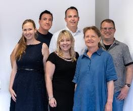 Ein Gruppenfoto von mehreren Frauen und Männern.