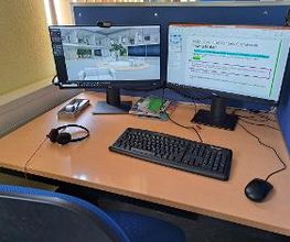 Ein PC-Arbeitsplatz mit zwei Monitoren.