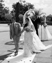 Das Brautpaar schreitet glücklich den Gang entlang nach ihrer Freien Trauung.