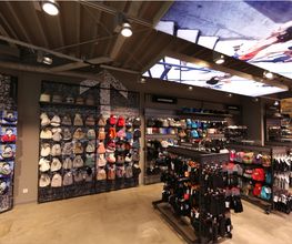 mützen-caps-eingang-links-accessoirs-intersport-stähle-bad-säckingen