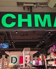 Die Abbildung zeigt die Frontansicht der Deichmann-Filiale in Überlingen mit dem Fokus auf das Deichmann-Logo.