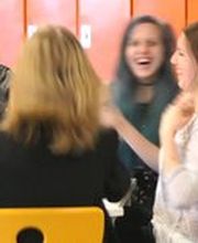 Die Kerschensteinerschule bietet ein breites Angebot von über 30 Berufsausbildungen in verschiedenen Fachrichtungen, inklusive Vollzeit-, Teilzeit- und Blockunterricht. Die Schule beherbergt zudem ein Technisches Gymnasium mit Fokus auf Angewandte Naturwissenschaften, das Schülerinnen und Schülern in drei Jahren auf das Abitur vorbereitet. Absolventen haben die Chance, Zusatzprüfungen in Chemisch-Technischer Assistenz, Physikalisch-Technischer Assistenz oder Pharmazeutisch-Technischer Assistenz abzulegen.
Die Kerschensteinerschule zeichnet sich durch motivierte Lehrer mit umfangreicher Berufserfahrung aus und legt großen Wert auf Qualität durch pädagogische Teams im Lernfeldunterricht. Zudem sind die Einrichtungen der Schule, einschließlich Werkstätten, Labors und PC-Räume, auf dem neuesten Stand der Technik.