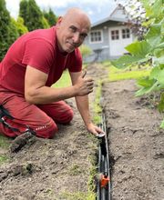 Tomasz bei Bewässerung verbau