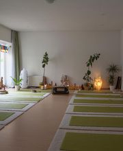 Der Yogaraum von Saccidananda-Yoga, Friedrichshain, mit Altar und Harmonium.