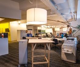Grosszügiger Workspace mit offener Coworking-Fläche im CreativeSpace Zürich. Flexibel buchen: Einzeltag, 11er Karte oder auf Monatsbasis inklusive Firmendomizil