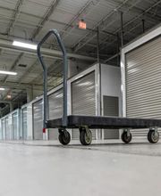 Lager365 ermöglicht einen sicheren und unkomplizierten Zugang zu den Lagereinheiten. Die moderne Selfstorage-Anlage ist mit breiten Gängen und Transporthilfen ausgestattet, um das Einlagern so bequem wie möglich zu gestalten.