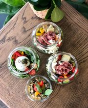Antipasti mit Burrata und Salate in der Schüssel zum Mitnehmen