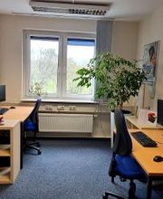 Büro mit zwei Arbeitsplätzen.