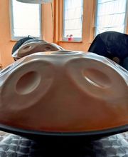 Wir führen Dich in die Welt der Handpans ein. Wir erklären Dir die Unterschiede und worauf Du beim Kauf Deiner Handpan achten solltest. Wir gehen auf Deine Fragen und Vorlieben ein und finden gemeinsam die richtige Handpan für Dich.