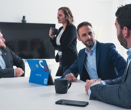 ASVG GmbH - Situationsbilder im Büro. Meeting im Besprechungsraum.