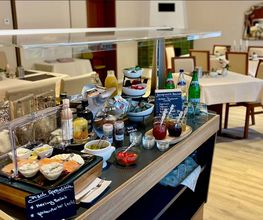 frischer Lachs, Heringssalat & hausgemachte Marmeladen beim Frühstücksbuffet im Boutique Hotel Rosengarten Hamburg