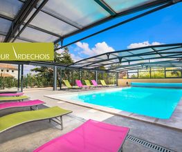 AVEC SA PISCINE COUVERTE ET CHAUFFÉE, LE SÉJOUR ARDÉCHOIS, EN ARDÈCHE MÉRIDIONALE, PEUT ACCUEILLIR AISÉMENT JUSQU'À 29 PERSONNES TOUTE L'ANNÉE.