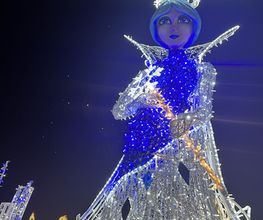 Jedes Jahr in der Winterzeit kommt „Ella – Die Schneekönigin“ und ihr wunderschönes Gewand aus weiß – blauen Samt, bestückt mit zahlreichen glitzernden Brillanten aus Ihrem Schneeköniginnenschloss heraus, um sich euch zu zeigen.