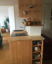 Eine vollständige Einbauküche ...