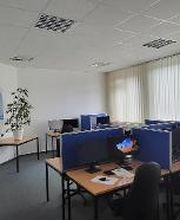 Teilnehmerschulungsraum mit Arbeitsplätzen, blauen Trennwänden um in ruhe zu arbeiten